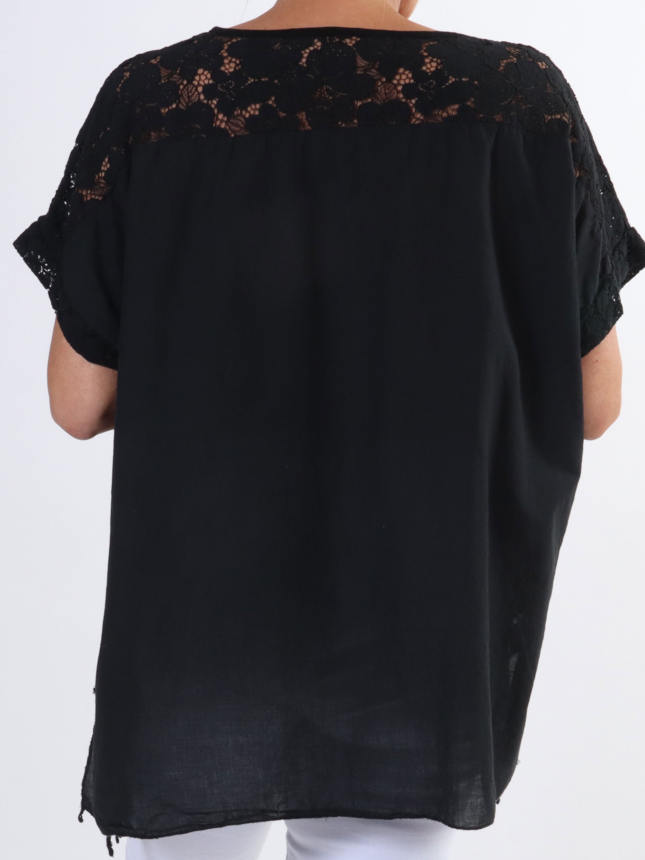 Inna - Söt topp i stora storlekar med spets och broderi anglaise